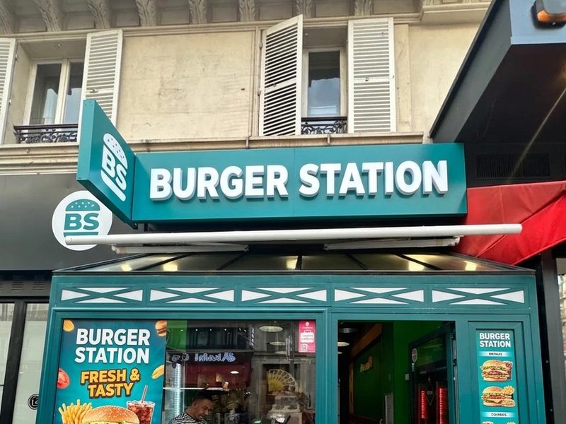 Illustration : devanture du restaurant fictif Burger Station