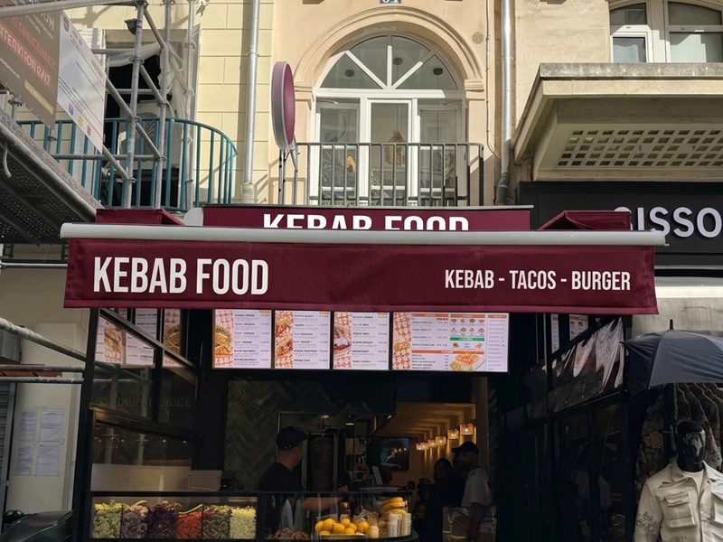 Illustration : devanture du restaurant fictif Kebab Food