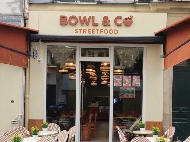 Illustration : devanture du restaurant fictif Bowl & Co