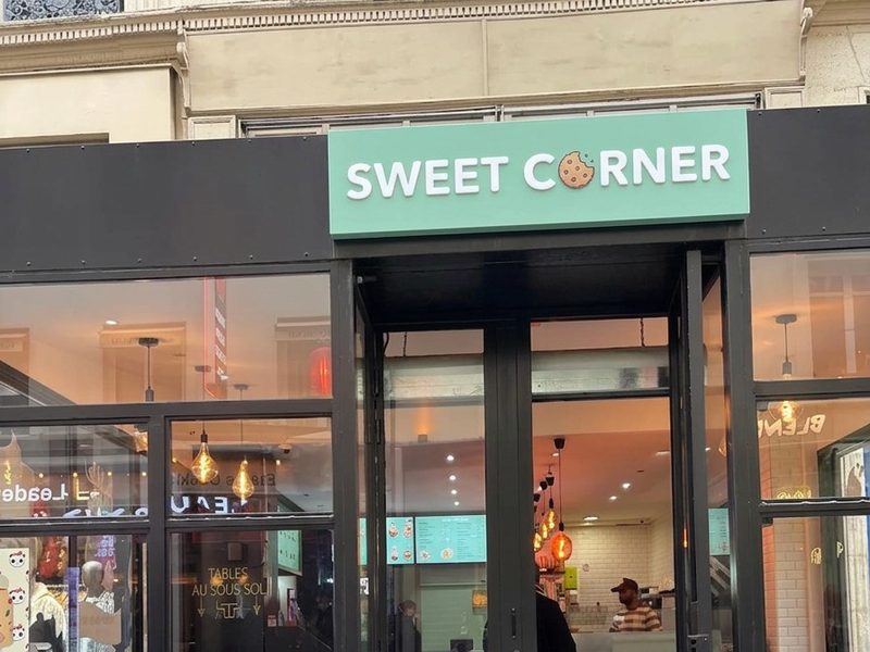 Illustration : devanture du restaurant fictif Sweet Corner
