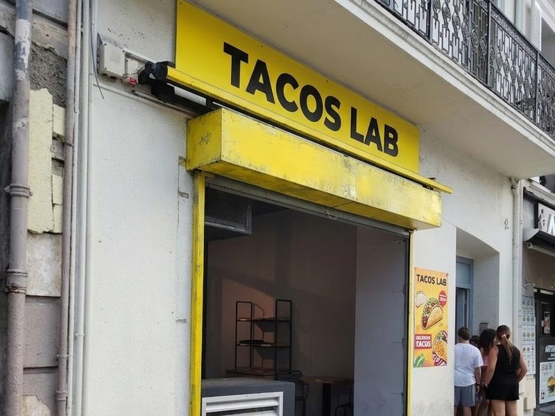 Illustration : devanture du restaurant fictif Tacos Lab