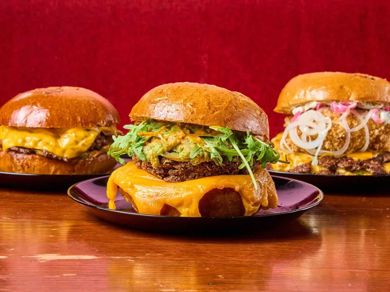 Trois burgers One and One au cheddar fondu